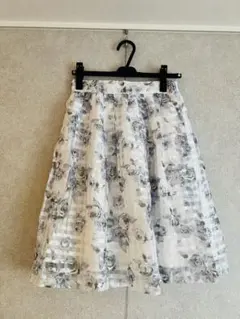 CECIL McBEE 花柄 フレアスカート ホワイト Mのサムネイル