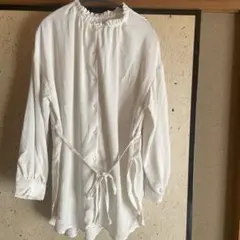 フリルネックブラウス