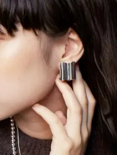 ナッシングアンドアザー　イヤリング　I Wave square Earringのサムネイル