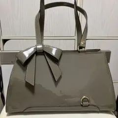 グレー ジュリボン付き エナメルハンドバッグ