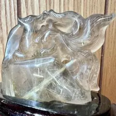 天然石 パワーストーン タイチンルチルクォーツ 九尾彫り 置物 （台座つき）