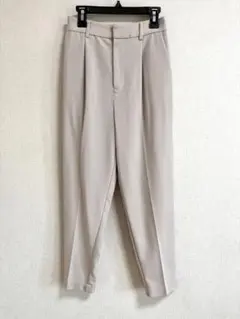 ベージュ タック入り スラックスパンツ