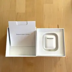 Apple AirPods 充電ケースとイヤホン本体(右左)