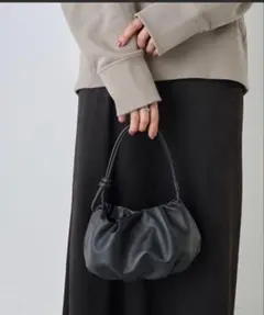 美品　BEARDSLEY ビアズリー ギャザーミニバッグ本革2way ブラックのサムネイル