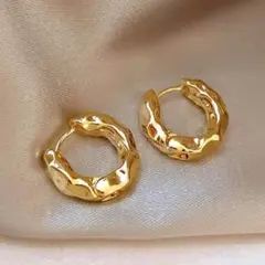 ツイスト フープピアス ゴールド ニュアンス キャッチレス ワンタッチのサムネイル