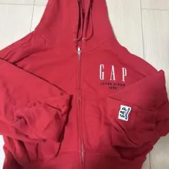 GAP 30周年記念パーカー赤