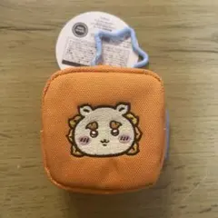 ちいかわ　カラビナつき刺繍スクエアミニポーチ　シーサー