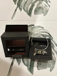 COACH チャーム付き バングル ブレスレット