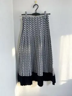 お値下げ中！【新品】フレアスカート 白黒幾何学模様　ベロア