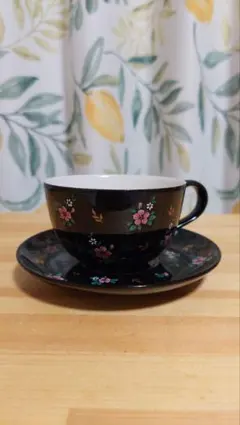 花柄の黒いカップ・ソーサー2個セット