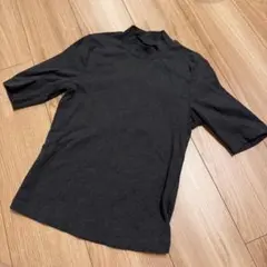 ユニクロ　ハイネックT