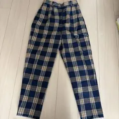 ネイビーとベージュのチェック柄カジュアルパンツ