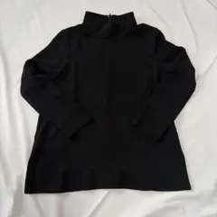 黒のハイネック長袖シャツ