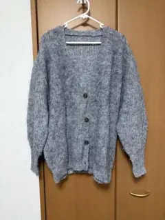 グレーの長袖カーディガンのサムネイル
