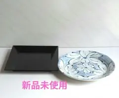 花柄デザインの陶器皿と黒皿