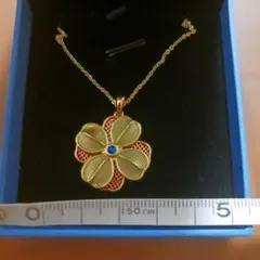 花の形状 ネックレス 金色