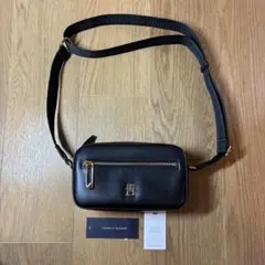 【未使用品】トミーヒルフィガー THロゴプレート ショルダーバッグ ブラック