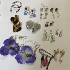 多様なデザインのピアスセット