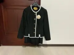 コサージュ付き黒スーツ