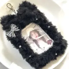 硬質トレカケース デコ 猫 リボン パール ふわふわ キーホルダー ブラック