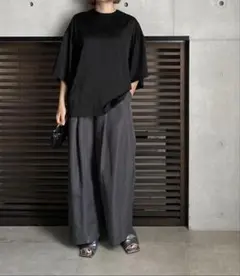 未使用　【LOHEN】ベビーサテンTシャツブラウス ブラックのサムネイル