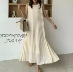 BIRTHDAY BASH クルーネックロングプリーツドレスです
