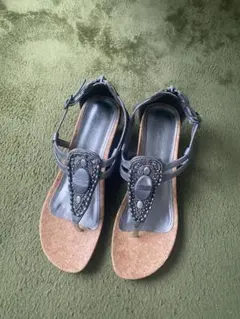 ビーズ装飾シルバートングサンダル（5cmヒール）