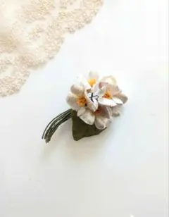 2067 布花 シロツメクサ コサージュ ハンドメイド - メルカリ