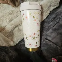 桜の花柄デザインのスターバックスタンブラー、容量473mL。 -