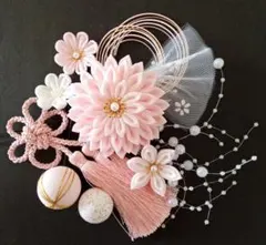 つまみ細工の髪飾り 薄ピンクの大きめ半くす、タッセル、ちりめん玉他 成人式 和装