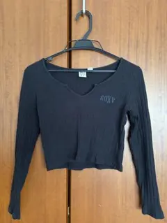 ROXY リブ 長袖 クロップド丈 ブラック Tシャツ ロゴ刺繍 Vネック