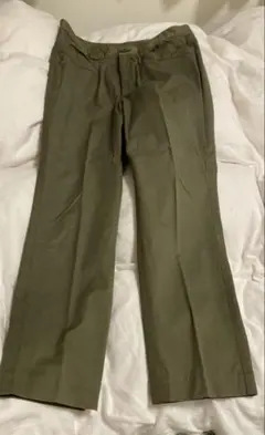 カーキ色パンツ