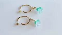 フープピアス 花のデザイン 青