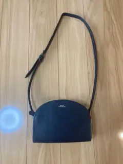 （GW特価）A.P.C アーペーセー ハーフムーン エンボス　ショルダーバッグ