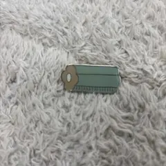 花形デザインのピンバッジ