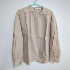 UNIQLO ベージュ 長袖シャツ 後ろボタン