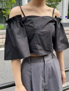 オフショルダー黒トップス 半袖 フリル付き