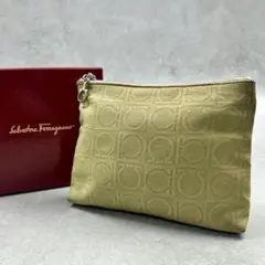 Ferragamo ガンチーニ ライトグリーン ポーチ 8277のサムネイル