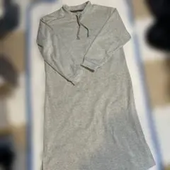 フード付きグレーのマタニティワンピース