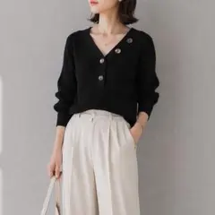 センスオブプレイス［F］上品クール◎ビッグボタン◎七分袖◎Vネックリブニット