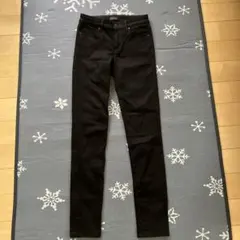 美品✨UNIQLO ブラックスキニーデニム 23