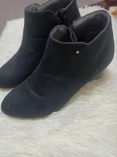 黒 スエード ブーティ 中ヒール