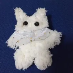 ファー素材の白いぬいぐるみ