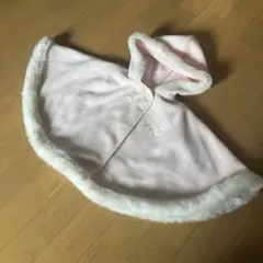 ファミリア　美品 フリースフード付きピンクポンチョ ケープ 刺繍 60〜90cm