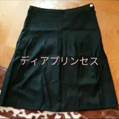 黒スカート×金ボタンのサムネイル