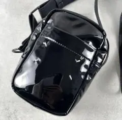 メゾンマルジェラ　ショルダーポーチ　エナメル　ブラック