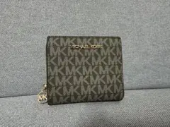 新品未使用　マイケルコース 二つ折り ジップ チャーム ウォレット ミディアム