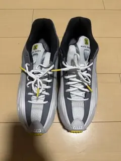 Nike Shox グレー/イエロー スニーカー