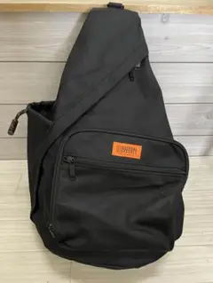 UNIVERSAL OVERALL ブラック スリングバッグほぼ新品