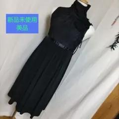 結婚式、二次会に　新品未使用品　コサージュ付きハイネックレース使い黒のワンピースのサムネイル